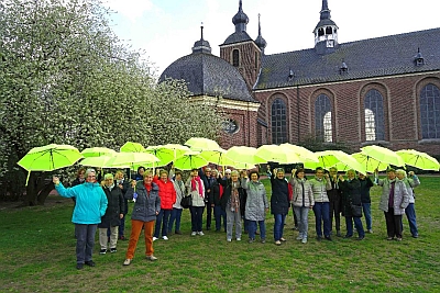  BRH-Seniorinnen werben mit deutlich sichtbaren Regenschirmen fr sichere Mobilitt im Alter 